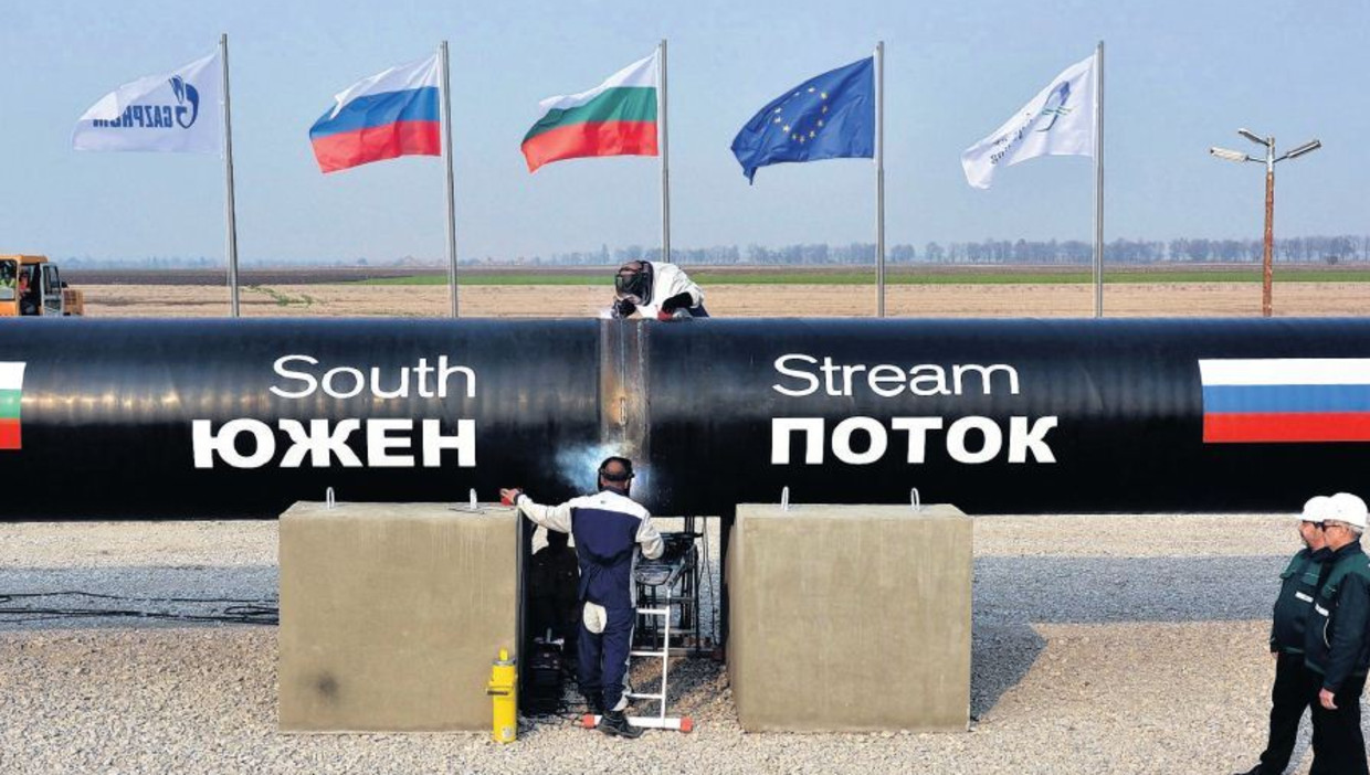 Met enig feestvertoon dichten lassers de eerste naad van South Stream op Bulgaars grondgebied, najaar 2013. De bouw ligt daar nu stil. Beeld afp