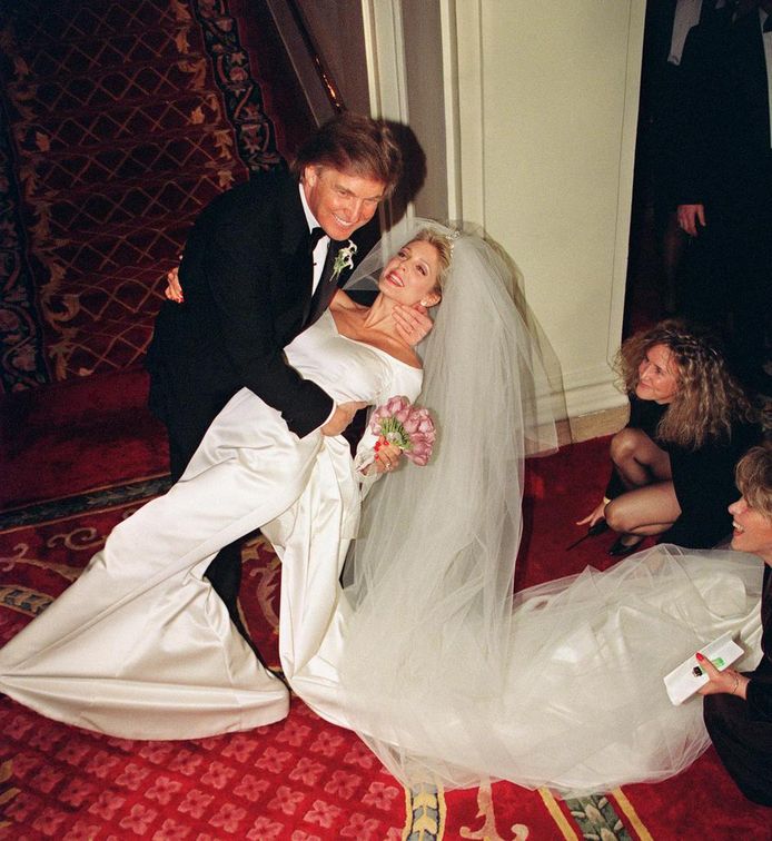 Donald Trump en zijn tweede bruid Marla Maples op 20 december 1993, net nadat ze elkaar het jawoord hadden gegeven in het Plaza Hotel in New York. Pas 24 uur voor de plechtigheid tekende Maples onder druk het huwelijkscontract.
