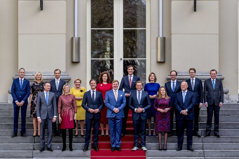 Het kabinet-Rutte III in 2017 op het bordes van Paleis Noordeinde.  Beeld ANP ROYAL IMAGES ROBIN UTRECHT