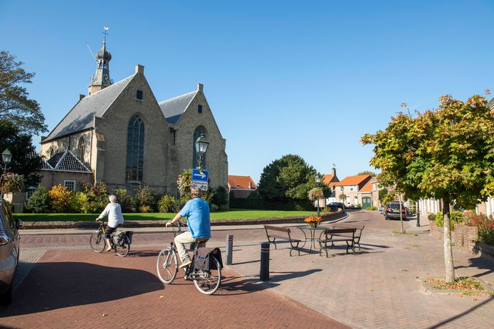 De dorpsraad van Cadzand krijgt meldingen binnen over inwoners die last hebben van steeds wisselende vakantievierders in tweede woningen. Die worden tegen de regels in commercieel verhuurd.