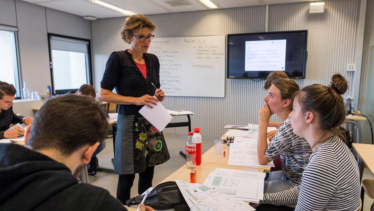 Marieke van Schaik begeleidt cursisten bij studiekeuze Beeld Rink Hof