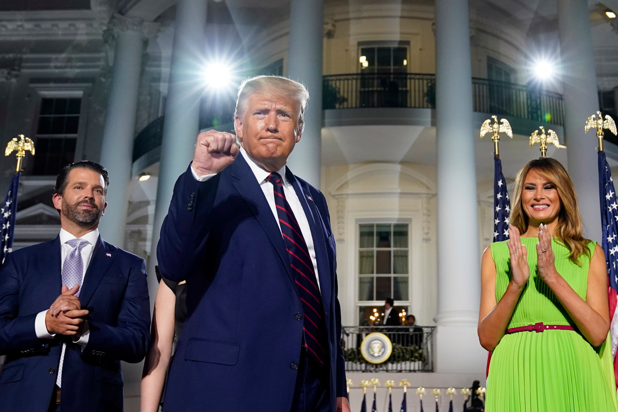 Donald Trump junior, president Donald Trump en first lady Melania Trump voor het Witte Huis. Beeld AP