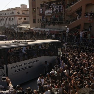 Palestijnen vieren vrijlating gevangen ondanks intimidaties: ‘We houden jullie in de gaten’