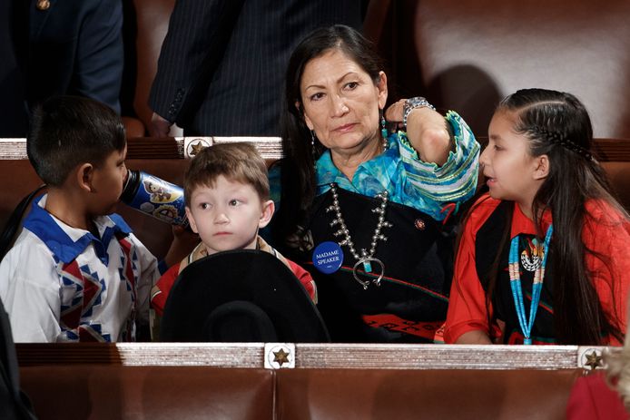 Deb Haaland vorig jaar met familieleden bij de opening van het Amerikaanse Congres.
