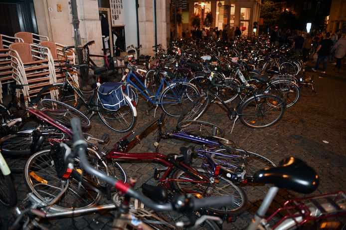 Tijdens de Studentenwelkom op de Oude Markt in Leuven lagen de fietsen er zo bij op de Grote Markt. Liefst Leuven wil dat vermijden met een tijdelijke parking op het Ladeuzeplein tijdens evenementen.