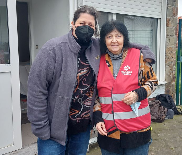 Vrijwilligers Cindy Eykens (links) en Viviane Cornet (rechts) werken samen over de taalgrens heen.