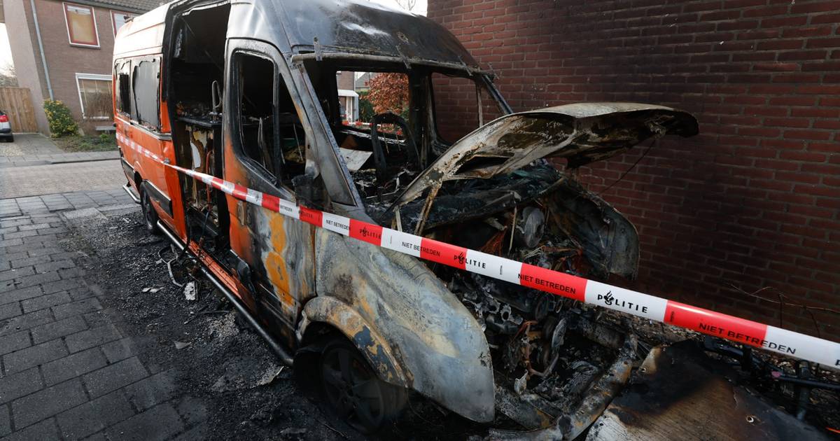 Camper en container in Giesbeek vermoedelijk in brand gestoken; politie houdt iemand staande en onde