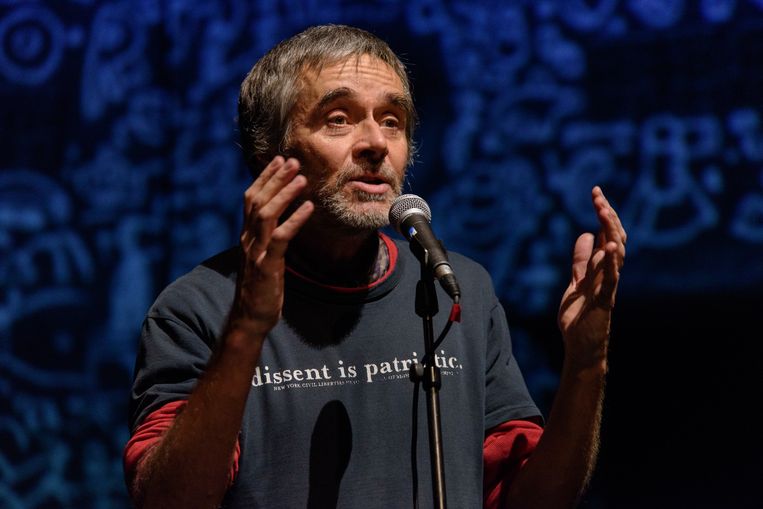 Péter Molnár draagt een gedicht voor. Beeld Krisztián Bokor