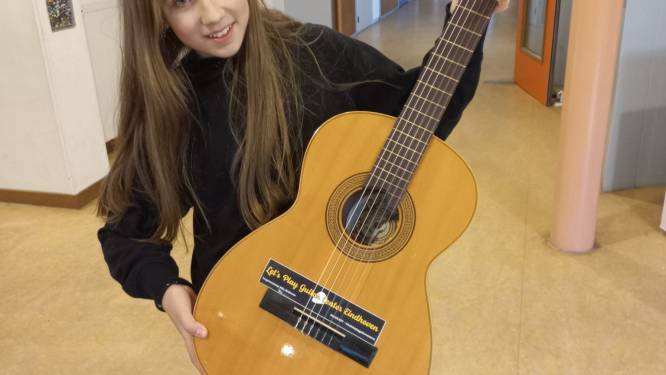 Gulle geefster maakt Mariia (12) uit Kiev/Nuenen blij met gitaar