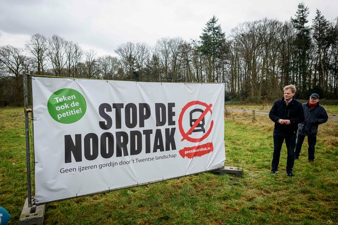 Vrijdagmiddag werden protestborden tegen de aanleg van de Noordtak onthuld. Pieter Omtzigt onthulde het bord samen met Michael Sijbom, directeur van Landschap Overijssel.