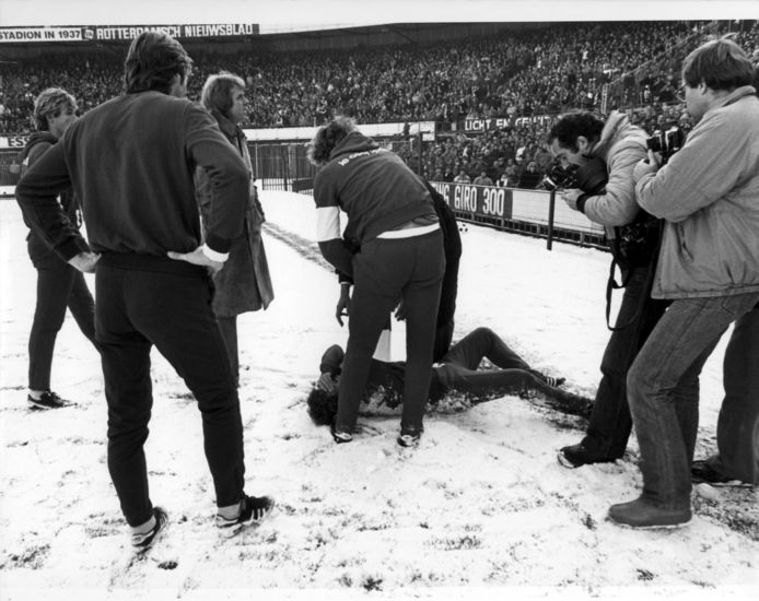 Wim Jansen wordt als Ajacied op 7 december 1980 vlak voor Feyenoord-Ajax geraakt door een ijsbal uit het publiek.