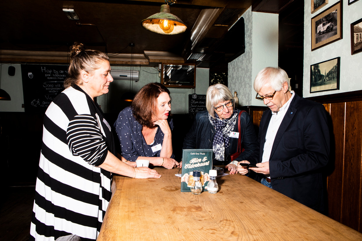 Redactieleden van Spraakvermaak, vanaf links: Petra Kimmel, Mirjam Schrauwen, Maria van Beest en Dik van Beest.  Beeld Hilde Harshagen