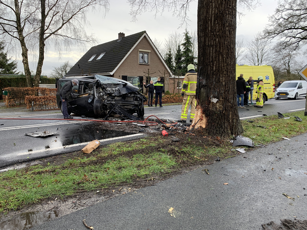 Personenauto in brand bij verkeersongeval Deventerstraat N344 Apeldoorn
