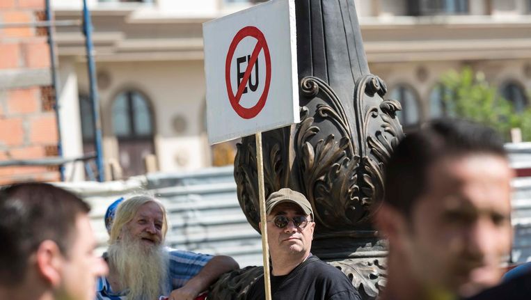 Protest bij een bezoek van de Griekse minister Kotzias aan Skopje, de hoofdstad van Macedonië. Beeld afp