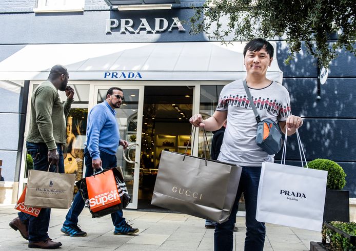 De Fashion Outlet in Roermond, waar bekende kledingmerken worden verkocht.