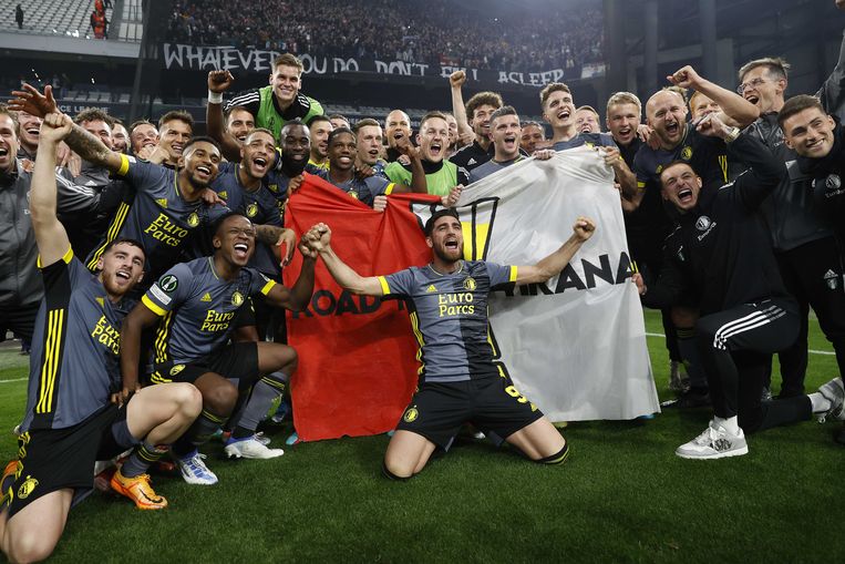 De spelers van Feyenoord vieren het bereiken van de finale na afloop van de halve finale tegen Olympique.  Beeld ANP