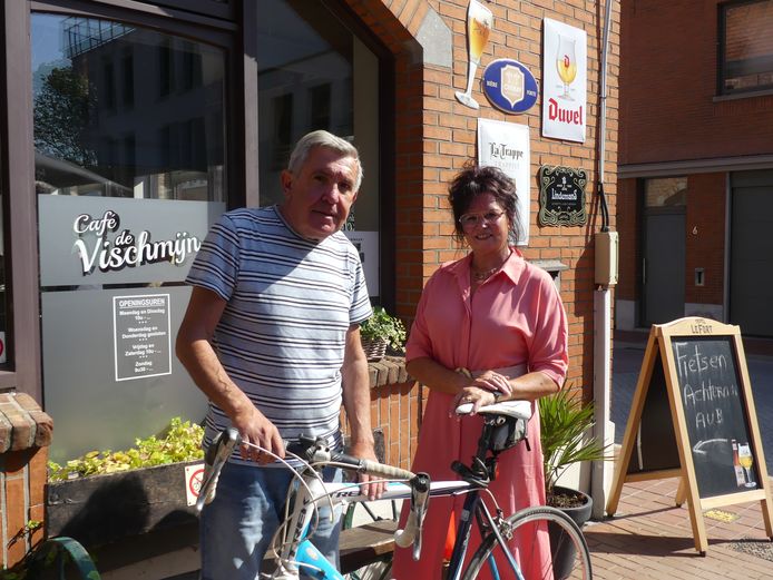 Didier Van Den Heede en Tessa Leys aan café De Visschmijn.