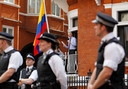 Assange spreekt de pers en aanhangers toe vanuit de ambassade in augustus 2012 toen hij er pas een paar maanden zat.