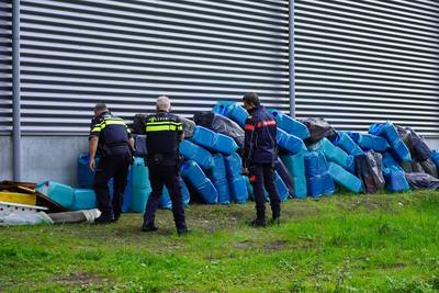 Zeker 150 vaten aangetroffen achter bedrijfspand in Rijen, inhoud vermoedelijk gebruikt bij producti