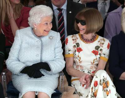 Koningin Elizabeth (91) bezoekt voor eerste keer modeshow in Londen