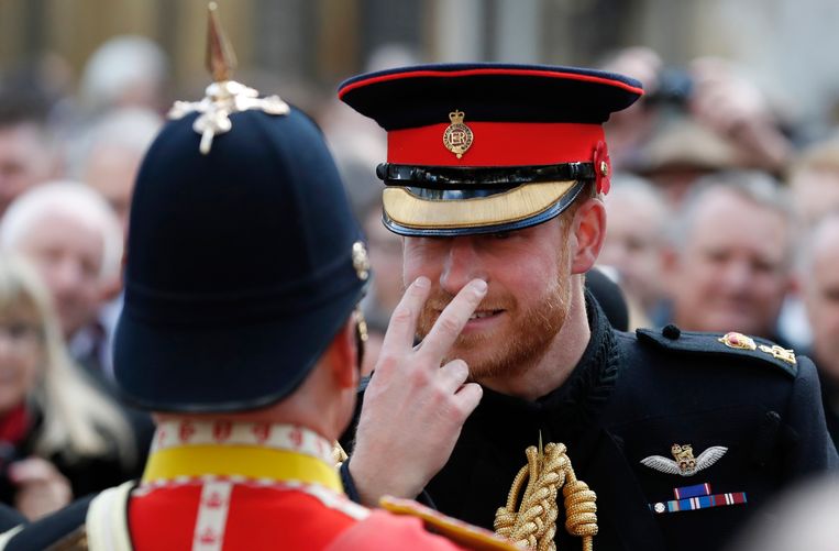Harry dolt met een militair tijdens de jaarlijkse Field of Remembrance-festiviteit voor Westminster Abbey, 2018. Beeld AP