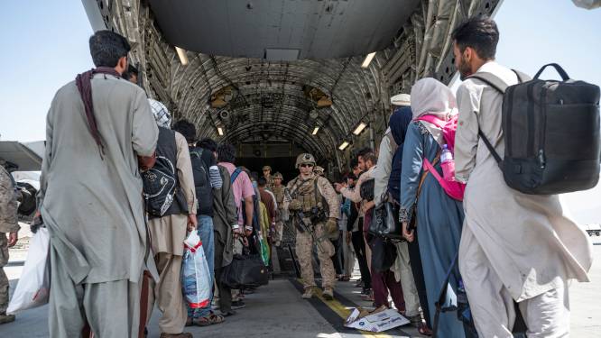 Zij werken dag en nacht aan evacuatie in Afghanistan: ‘Zoveel mogelijk mensen zo snel mogelijk wegkrijgen’
