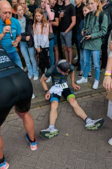 Arnhemse ‘Iron Man’ slaat ongemerkt toe op triatlon van Gendt, ook winnares wacht tot laatste ronde 