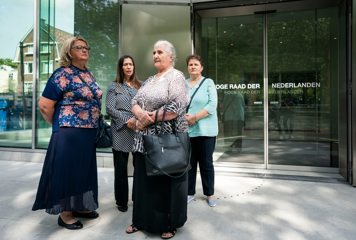De Moeders van Srebrenica na afloop van de uitspraak van de Hoge Raad in de cassatieprocedure van de zaak van de Moeders van Srebrenica tegen de Nederlandse Staat.  Beeld Freek van den Bergh