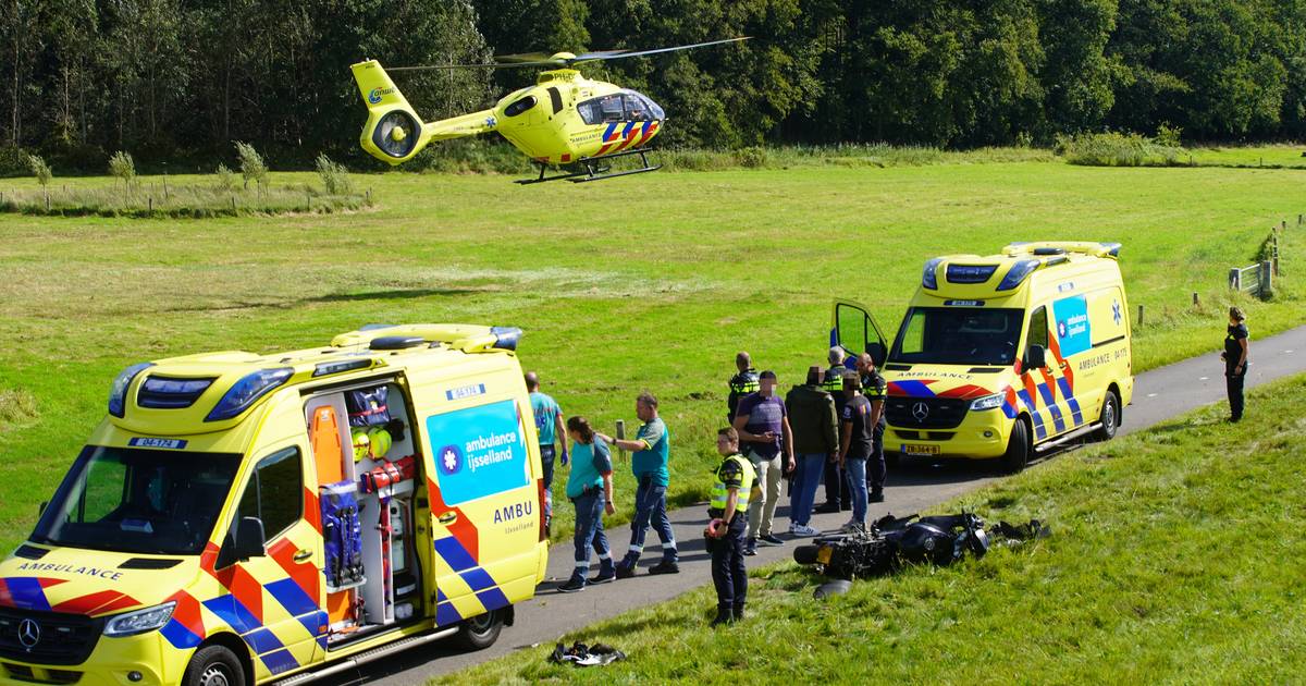 Motorrijder zwaargewond bij ongeluk op dijk bij Olst: traumahelikopter opgeroepen.