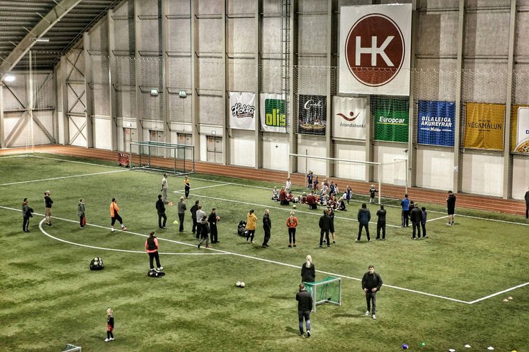 Een indoor-voetbalveld in Reykjavik. Beeld Presse sports