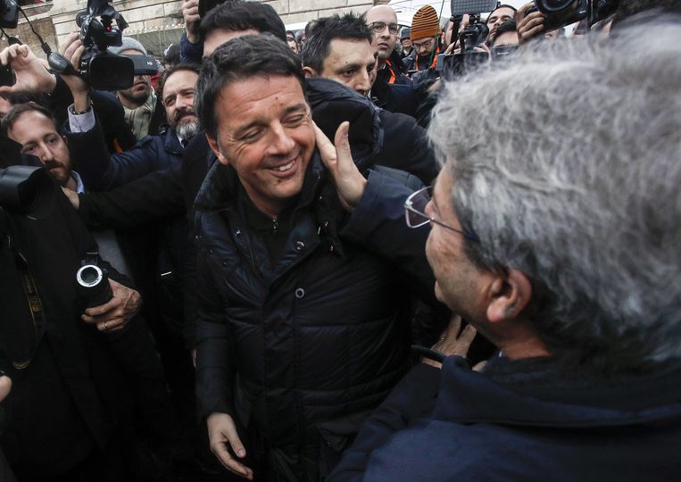 Ex-premier Matteo Renzi (m.) werd in Rome begroet door zijn opvolger en huidig premier Paolo Gentiloni. Beeld AP