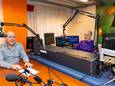Twee vrijwilligers, Rein Roosdaal (l) en Erik Tilborg aan het werk in de studio van lokale omroep HTR in Vlijmen.