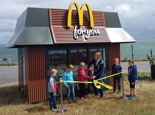 Burgemeester Gerard Rabelink opent de tijdelijke McDonald's.