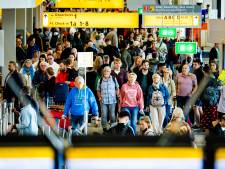 Drukte op Schiphol tijdens Hemelvaartsdag: ‘Maar rijen lopen goed door’