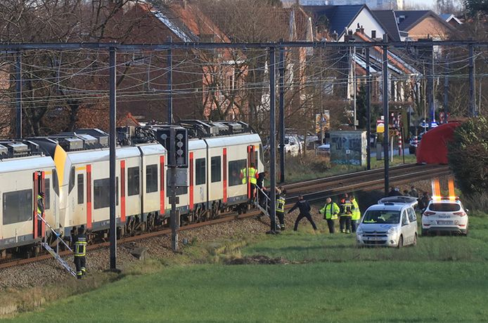 Passagiers worden geëvacueerd uit de gestrande trein.