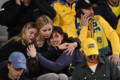 IN BEELD. Zweedse fans op de Heizel tot tranen toe bewogen nadat ze nieuws over schietpartij vernemen