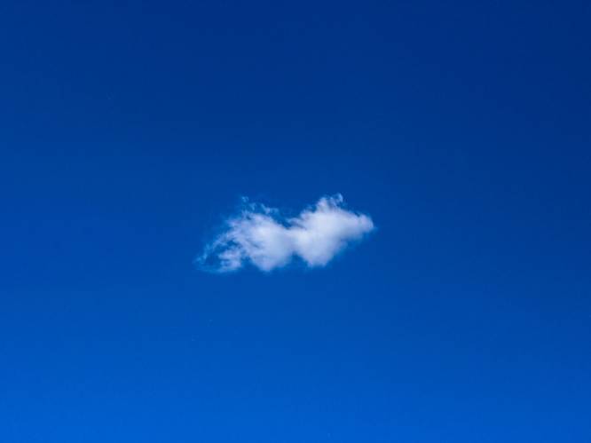 WEER. Een blauwe lucht met enkele wolkenvelden in Meise vanochtend