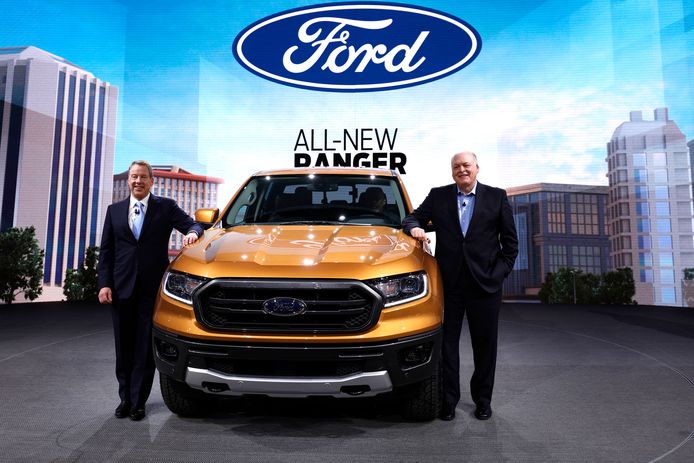 Bedrijfsvoerder Bill Ford (L) en James Hackett CEO van Ford poseren bij de nieuwe Ford Ranger die volgend jaar uitkomt.