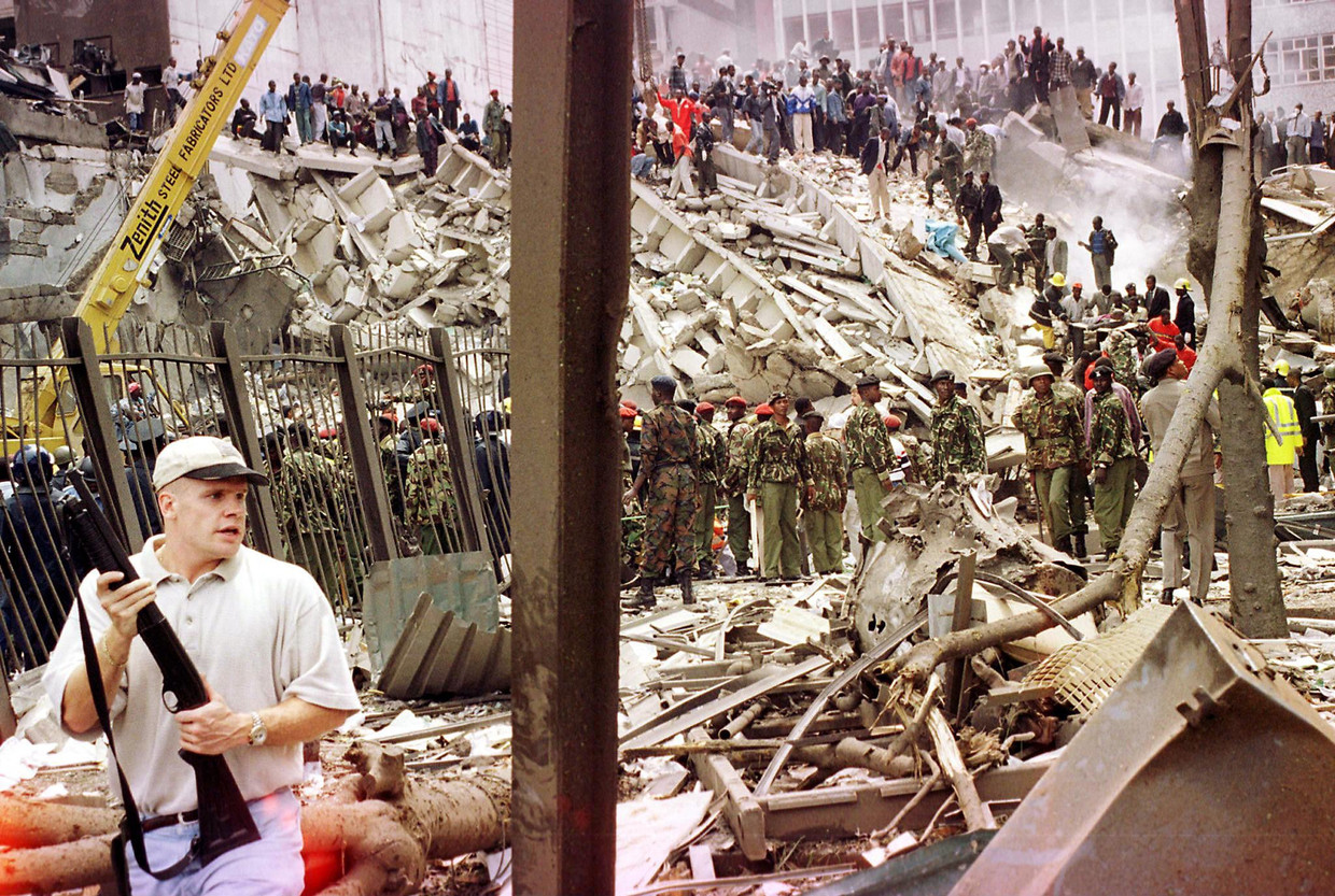 Archiefbeeld. Reddingswerkers proberen overlevenden onder het puin te halen na de aanslag van al-Qaida op de Amerikaanse ambassade in Nairobi, Kenia. (07/08/1998) Beeld AFP