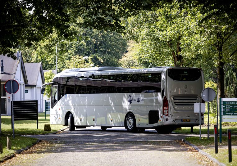 Een bus met Afghaanse vluchtelingen komt aan bij legerplaats Harskamp in Ede. Het Centraal Orgaan opvang asielzoekers (COA) heeft de kazerne als een derde noodopvanglocatie voor Afghaanse evacués in gebruik genomen.  Beeld ANP