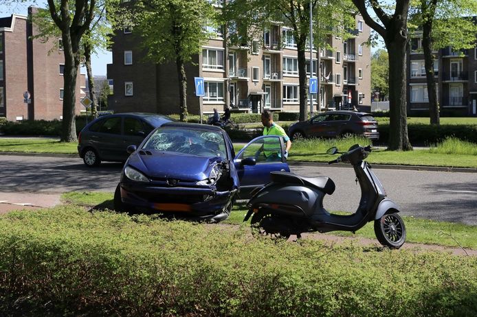 Automobilist rijdt lantaarnpaal uit de grond in Eindhoven