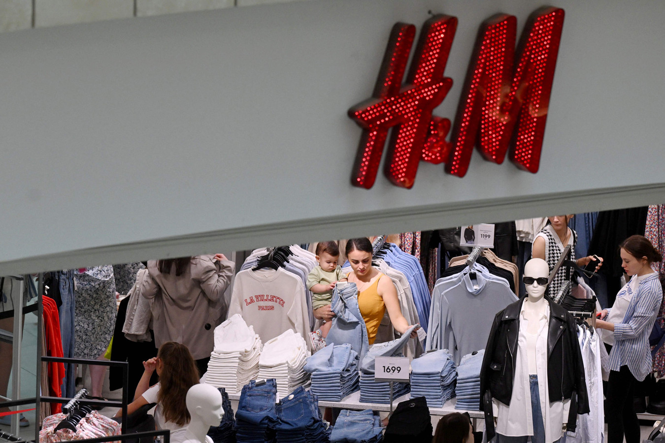 Shoppers maken van de laatste openingsdag gebruik om kleren te kopen bij H&M.