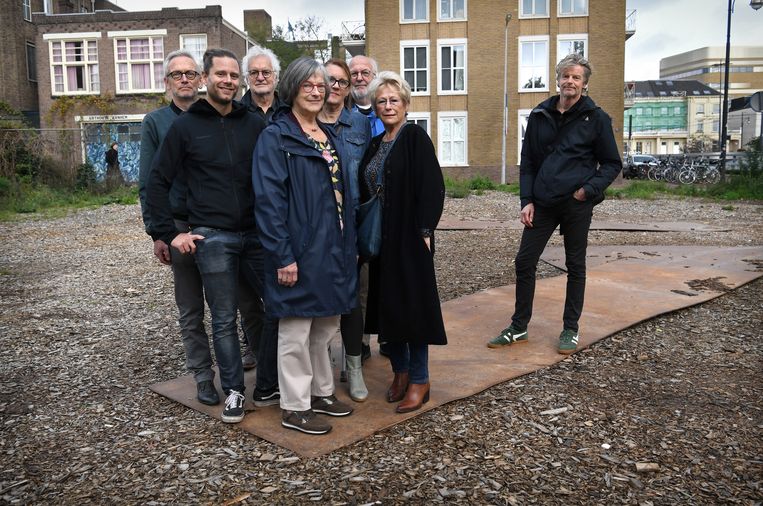 The initiators of the housing project in Arnhem with treasurer Theo Waegemaekers on the far left and architect Peter Groot on the right.  Statue Marcel van den Bergh / de Volkskrant