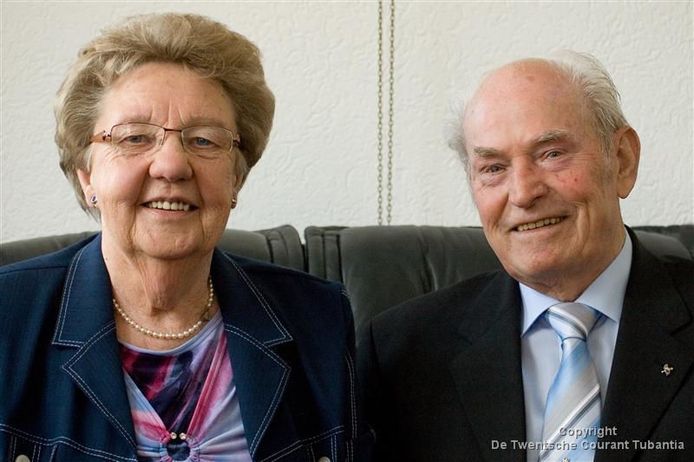 Hendrik Hulsegge en Fina Hulsegge-Veendal uit Vriezenveen hebben woensdag hun 60-jarig huwelijk gevierd. Foto: Lisa Krikken
