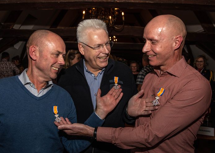 De drie gedecoreerden bewonderen elkaars lintje. Vlnr: Hans Burgman, Henry Scholte en Berend van der Veer.