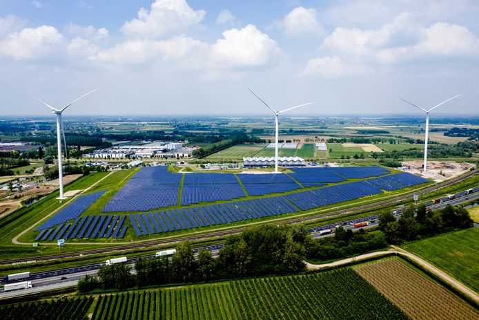 Zonnepark Avri langs de A15 bij Geldermalsen. Het park is met 34.000 zonnepanelen een van de grootsten van Gelderland.