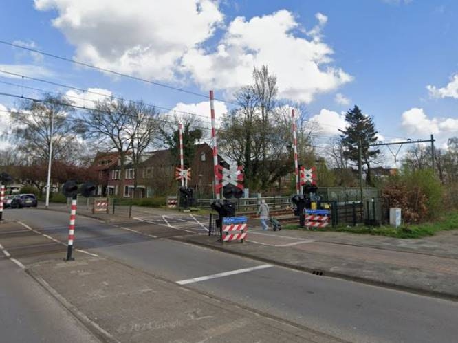Gezichtsbedrog of staan de overwegbomen in Eindhoven echt een beetje scheef?