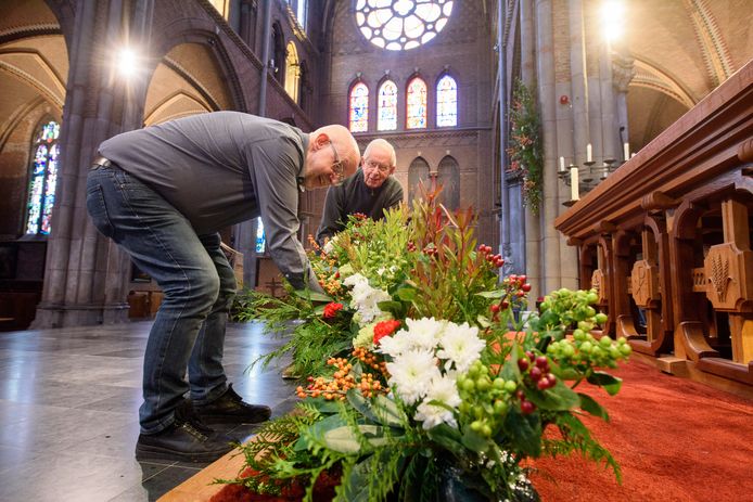 In de Catharinakerk zijn pastor Rob Kosterman (vooraan) en Jos Bijnen bezig met het versieren van de kerk.