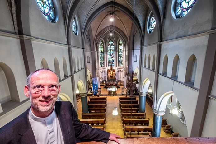 Pastoor Theo Lamers in de Martinuskerk van Katwijk.