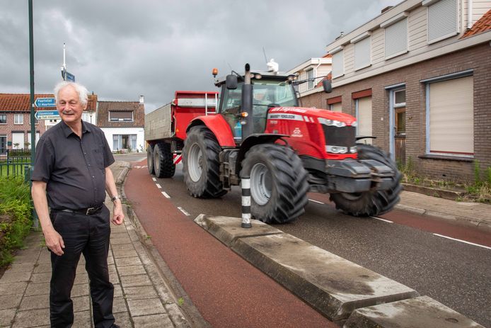 Vincent van Bijnen is aanwonende van de Molendijk die (zwaar) verkeer dwars door het dorp Oud-Vossemeer stuurt.